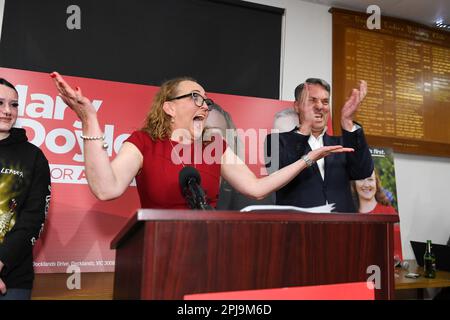 Aston, Australie, 1 avril 2023. Mary Doyle, députée, monte sur le podium avec le député Richard Marles alors qu'elle revendique la victoire devant les partisans après avoir remporté le siège d'Aston pour ALP avec 54% des voix n, Melbourne Australie. Crédit : Michael Currie/Speed Media/Alay Live News Banque D'Images