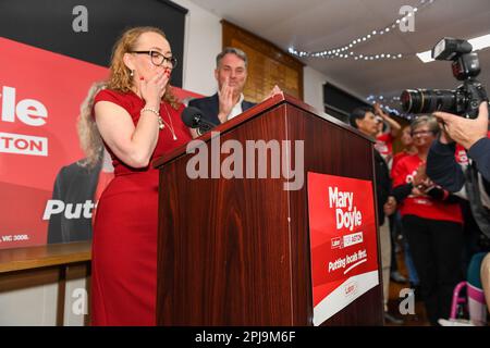 Aston, Australie, 1 avril 2023. Mary Doyle, députée, monte sur le podium avec le député Richard Marles alors qu'elle revendique la victoire devant les partisans après avoir remporté le siège d'Aston pour ALP avec 54% des voix n, Melbourne Australie. Crédit : Michael Currie/Speed Media/Alay Live News Banque D'Images