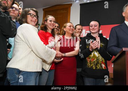 Aston, Australie, 1 avril 2023. Le député de GED Kearney et le député de Mary Doyle se secouent la main en se tenant avec sa fille Lily, son fils Clancy et la nièce Jamilah, alors qu'elle attend de remercier les partisans après avoir remporté le siège d'Aston pour ALP avec 54% du vote n, Melbourne Australie. Crédit : Michael Currie/Speed Media/Alay Live News Banque D'Images