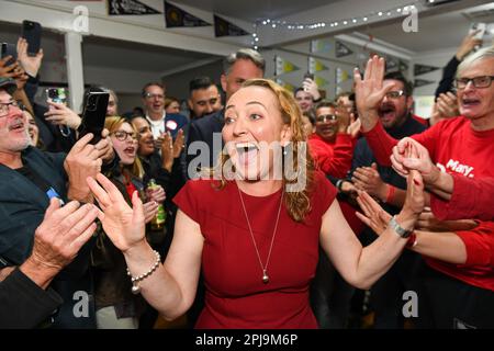 Aston, Australie, 1 avril 2023. Mary Doyle remercie les partisans alors qu'elle entre dans la salle après avoir gagné le siège d'Aston pour ALP avec 54% du vote n, Melbourne Australie. Crédit : Michael Currie/Speed Media/Alay Live News Banque D'Images