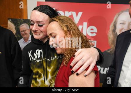 Aston, Australie, 1 avril 2023. Mary Doyle embrasse sa nièce Jamilah après qu'elle ait revendiqué la victoire avec des partisans après avoir remporté le siège d'Aston pour ALP avec 54% des voix n, Melbourne Australie. Crédit : Michael Currie/Speed Media/Alay Live News Banque D'Images