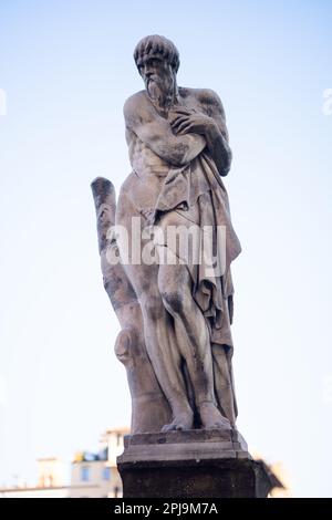 Statue d'hiver sur le côté Oltrarno du Ponte Santa Trinita au-dessus de l'Arno à Florence Banque D'Images