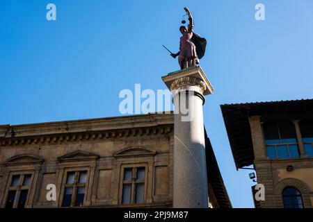 Colonna di Giustizia dans Pizza di Santa Trinita, une colonne des thermes de Caracalla à Rome. Cadeau de Cosimo I au Pape Pie IV Banque D'Images