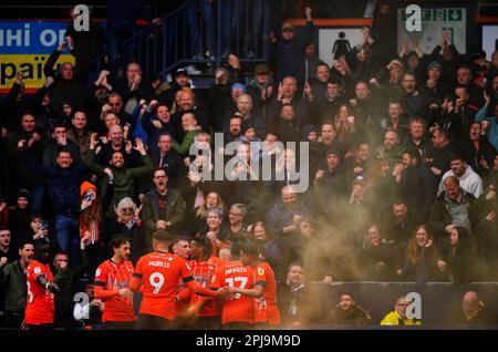 Gabriel Osho (centre du groupe) de Luton Town célèbre avec des coéquipiers après avoir marqué le premier but de leur côté lors du match du championnat Sky Bet à Kenilworth Road, Luton. Date de la photo: Samedi 1 avril 2023. Banque D'Images