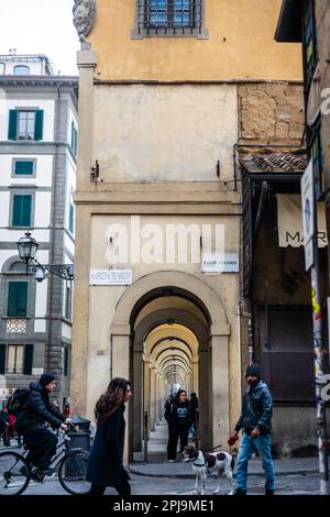 Arcade passerelle sous le corridor de Vasari qui mène de la Uffizi et au-dessus du Ponte Vecchio à Florence Banque D'Images