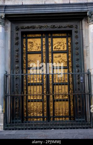 Copie des portes du Paradis par Ghiberti au Baptistère de Florence - porte originale dans le musée Duomo Banque D'Images