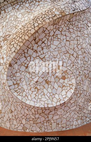 Détails en forme hélicoïdale dans le Trencadís de l'un des puits de lumière/escaliers sur le toit-terrasse de Casa Milà - la Pedrera. Barcelone Catalogne Espagne Banque D'Images