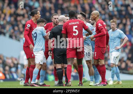 Les deux jeux de joueurs font appel à l'arbitre Simon Hooper lors du match de la Premier League Manchester City contre Liverpool à Etihad Stadium, Manchester, Royaume-Uni, 1st avril 2023 (photo de Gareth Evans/News Images) Banque D'Images