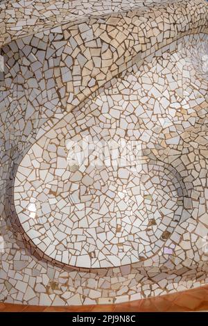 Détails en forme hélicoïdale dans le Trencadís de l'un des puits de lumière/escaliers sur le toit-terrasse de Casa Milà - la Pedrera. Barcelone Catalogne Espagne Banque D'Images