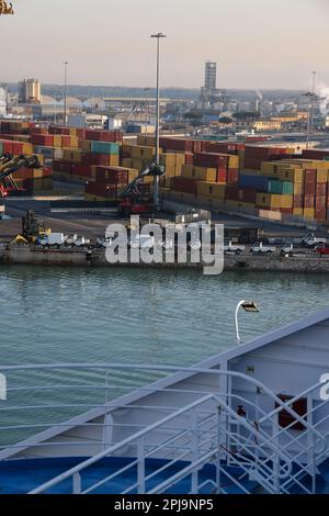 Livourne, Italie - 08 20 2023: Terminal à conteneurs avec conteneurs rangés de différents expéditeurs grues portiques et chariots à cheval à Livourne. À hori Banque D'Images