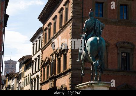 La statue équestre de Giambologna du Grand-Duc Ferdinando i de' Medici sur la Piazza della Santissima Annunziata à Florence, en Italie Banque D'Images