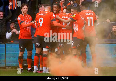 Gabriel Osho (au centre) de Luton Town célèbre avec des coéquipiers après avoir marqué le premier but de leur côté lors du match du championnat Sky Bet à Kenilworth Road, Luton. Date de la photo: Samedi 1 avril 2023. Banque D'Images