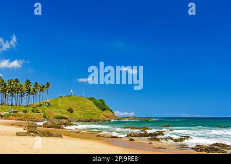 Colline de Christs entourée par la plage, la mer et les rochers entourés par la mer et les rochers à la plage de Barra dans le centre de Salvador à Bahia Banque D'Images