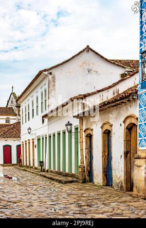 Rue calme dans la ville historique de Paraty dans l'état de Rio de Janeiro avec ses maisons de style colonial et rue pavée Banque D'Images