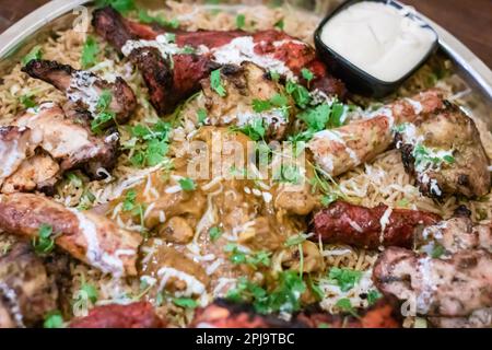 poulet tandoori et kebab servis dans une assiette d'acier la nuit Banque D'Images