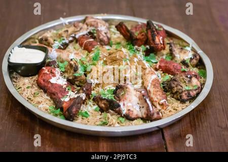 poulet tandoori et kebab servis dans une assiette d'acier la nuit Banque D'Images