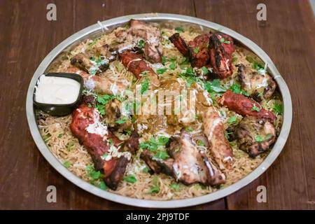 poulet tandoori et kebab servis dans une assiette d'acier la nuit Banque D'Images
