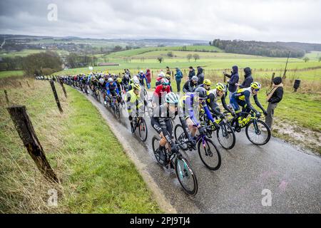 EIJSDEN - le peloton grimpe le Gulperberg pendant le Volta Limburg Classic. ANP MARCEL VAN HOORN pays-bas - belgique Out crédit: ANP/Alay Live News crédit: ANP/Alay Live News Banque D'Images