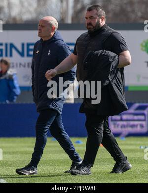 Wrexham, Wrexham County Borough, pays de Galles. 1st avril 2023. David Unsworth, directeur d'Oldham, et JohnEbbrell, directeur adjoint, se promènent sur le terrain avant le coup d'envoi, lors du Wrexham Association football Club V Oldham Athletic Association football Club au terrain de course, dans la Vanarama National League. (Image de crédit : ©Cody Froggatt/Alamy Live News) Banque D'Images