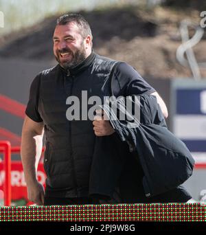 Wrexham, Wrexham County Borough, pays de Galles. 1st avril 2023. David Unsworth, directeur d'Oldham, marche vers le tunnel avant le coup d'envoi, pendant le club de football de la Wrexham Association V Oldham Athletic Association football Club au champ de courses, dans la Vanarama National League. (Image de crédit : ©Cody Froggatt/Alamy Live News) Banque D'Images