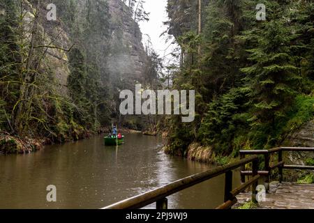 Hrensko, République tchèque. 01st avril 2023. Ouverture de la saison touristique à Hrensko dans la région de Decin avec l'exploitation de bateaux sur la rivière Kamenice, Qui, en raison des conséquences de l'incendie massif de l'année dernière dans le parc national de Bohême Suisse ne naviguent que depuis le quai inférieur dans la gorge sauvage en mode circulaire, région de 1 avril 2023, Decin. Un ferry emmène les touristes sur un bateau depuis le quai inférieur de la gorge de Divoka. Crédit : Ondrej Hajek/CTK photo/Alay Live News Banque D'Images