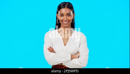 Visage, fière et femme d'affaires en studio, heureuse et mise en place sur fond bleu espace. Portrait, chef et femme d'entrepreneur indienne motivés Banque D'Images