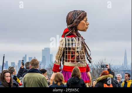 Londres, Royaume-Uni. 1st avril 2023. Elle bénéficie d'une vue sur la ville depuis la colline du Parlement - Little Amal mène une promenade parrainée à travers Hampstead Heath, et au-dessus de la colline du Parlement, en soutien aux enfants déplacés à travers le monde. Tous les fonds recueillis seront donnés pour choisir l'Amour pour soutenir les enfants réfugiés déplacés au Royaume-Uni et dans le monde entier, y compris ceux qui ont été les plus récemment touchés par les tremblements de terre dévastateurs à Türkiye et en Syrie. Crédit : Guy Bell/Alay Live News Banque D'Images