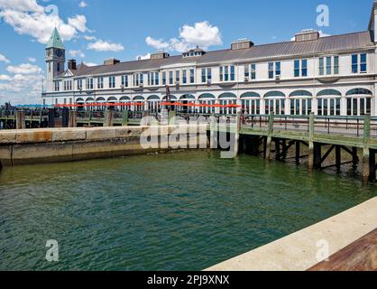 Le quai A, sur la rivière Hudson, le dernier quai en maçonnerie encore en place à New York, a été converti en un restaurant servant la région de Battery Park. Banque D'Images