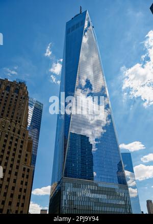 La forme d’un World Trade Center, un antiprisme carré, est formée de huit triangles équilatéraux imbriqués de verre réfléchissant. Banque D'Images