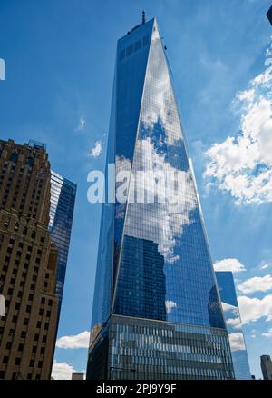 La forme d’un World Trade Center, un antiprisme carré, est formée de huit triangles équilatéraux imbriqués de verre réfléchissant. Banque D'Images