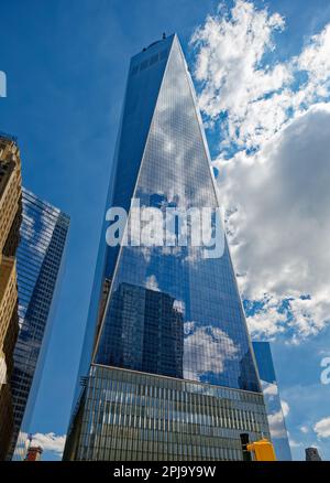 La forme d’un World Trade Center, un antiprisme carré, est formée de huit triangles équilatéraux imbriqués de verre réfléchissant. Banque D'Images