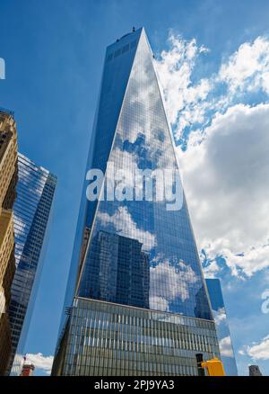 La forme d’un World Trade Center, un antiprisme carré, est formée de huit triangles équilatéraux imbriqués de verre réfléchissant. Banque D'Images