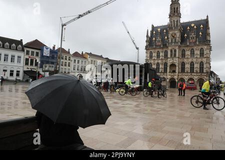 Oudenaarde, Belgique. 01st avril 2023. Le Markt place à Oudenaarde photographié lors de l'événement cyclo We Ride Flanders pour amateurs de cyclisme, le long (parties de) de la piste devant la ronde van Vlaanderen/ Tour des Flandres/ Tour de Flandre course cycliste, samedi 01 avril 2023. L'édition 107th de la course cycliste aura lieu le dimanche 02 avril. BELGA PHOTO NICOLAS MATERLINCK crédit: Belga News Agency/Alay Live News Banque D'Images