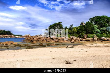 Sandy Beach et Pink granit Boulders sur la côte atlantique de Ploumanach en Bretagne Banque D'Images