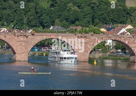 Le bateau de croisière et le bateau de rames passent par le pont Karl Theodor, Brucke également appelé le vieux pont sur la rivière Neckar relie la vieille ville et Neuenheim. Heidelberg. Banque D'Images