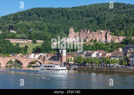 Bateau de croisière sur la rivière Neckar près du château de Heidelberg sur la colline Konigstuhl et le pont Karl Theodor ou le vieux pont dans la vallée du Neckar près de la vieille ville. Heidelberg. Banque D'Images