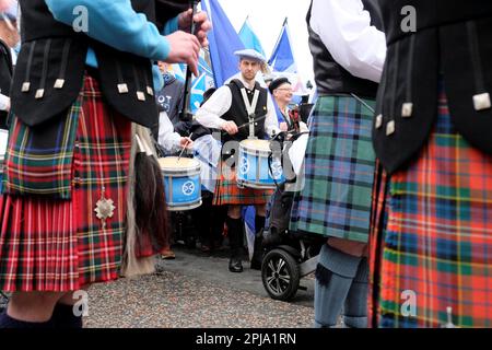 Édimbourg, Écosse, Royaume-Uni. 1st avril 2023. Une marche pour l'indépendance écossaise organisée d'ici Yes2Independence, commençant à Johnston Terrace en vue du château d'Édimbourg, puis descendant le Royal Mile et finissant au Parlement écossais à Holyrood. À Johnston Terrace, vous vous apprêtez à descendre le Royal Mile. Crédit : Craig Brown/Alay Live News Banque D'Images