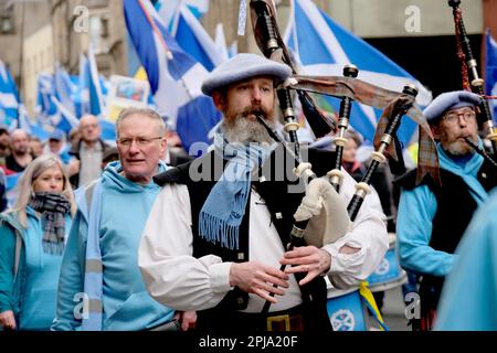 Édimbourg, Écosse, Royaume-Uni. 1st avril 2023. Une marche pour l'indépendance écossaise organisée d'ici Yes2Independence, commençant à Johnston Terrace en vue du château d'Édimbourg, puis descendant le Royal Mile et finissant au Parlement écossais à Holyrood. Descendez le Royal Mile. Crédit : Craig Brown/Alay Live News Banque D'Images