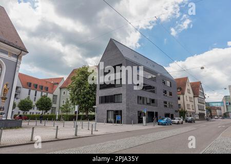 Immeuble de bureaux moderne construit dans une forme traditionnelle à Neu Strasse, Altstadt, vieille ville, Ulm. Banque D'Images