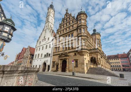 Hôtel de ville du 14e siècle - Rathaus - dans les styles renaissance et gothique - sur la place du marché Marktplatz, vieille ville, Altstadt. Rothenburg. Banque D'Images