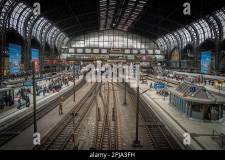 À l'intérieur du bâtiment historique de la gare de Hambourg Banque D'Images