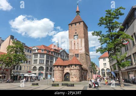 Tour blanche du 13e siècle ou tour de porte Weisser Turm à Ludwigsplatz dans le quartier Lorenzer de la vieille ville d'Altstadt. Fortifications de la vieille ville. Nuremberg. Banque D'Images