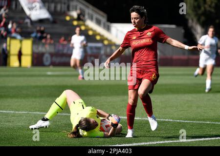 Rome, Italie. 01st avril 2023. Laura Giuliani d'AC Milan économise sur Valentina Giacinti d'AS Roma pendant la série féminine Un match de football joueuse entre AS Roma et AC Milan au stade de tre fontane, Rome (Italie), 1 avril 2023. Credit: Insidefoto di andrea staccioli/Alamy Live News Banque D'Images