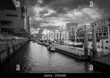 La Hafencity de Hambourg sous un ciel nuageux Banque D'Images