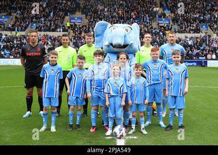 Phil Jagielka (à gauche) de Stoke City et Kyle McFadzean (à droite) de Coventry City font équipe avec des mascottes et des officiels de match avant le match du championnat Sky Bet à l'arène Coventry Building Society Arena, à Coventry. Date de la photo: Samedi 1 avril 2023. Banque D'Images