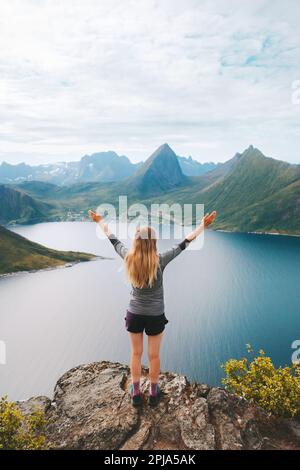 Femme randonnée en Norvège voyage actif aventure vacances plein air sain style de vie fille sur le sommet de la montagne succès a soulevé des bras, explorer Senja est Banque D'Images