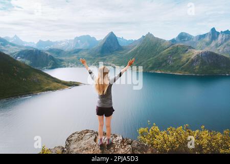 Voyageur femme en Norvège randonnée succès a soulevé des bras sur le sommet de la montagne Voyage aventure active vacances plein air sain style de vie. Île de Senja Banque D'Images
