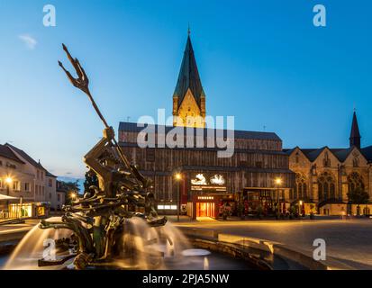 Paderborn: Cathédrale de Paderborn, Erzbischöfliches Diözesanmuseum (Musée de l'Archevêque Diocesan), place Markt, fontaine Neptunbrunnen dans la forêt de Teutoburg Banque D'Images