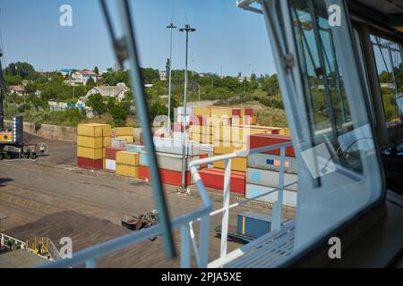 Vue depuis le pont du capitaine du transporteur de vrac jusqu'au poste de charge en vrac. Vue sur le terminal du port depuis l'intérieur du pont du capitaine pendant la journée Banque D'Images