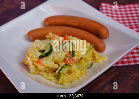 Salade de pommes de terre avec saucisses Wiener, un plat populaire en Allemagne. Banque D'Images